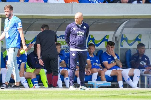 Trainer Miroslav Klose (1. FC Nürnberg) begrüßt die ganze Darmstädter Bank, davor Trainer Torsten Lieberknecht (SV Darmstadt 98) - 25.08.2024 2. Bundesliga, Saison 24 25: SV Darmstadt 98 vs 1. FC Nürnberg, Stadion am Boellenfalltor, emonline, emspor,