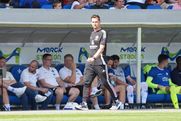 Trainer Miroslav Klose (1. FC Nürnberg) begrüßt die ganze Darmstädter Bank, - 25.08.2024 2. Bundesliga, Saison 24 25: SV Darmstadt 98 vs 1. FC Nürnberg, Stadion am Boellenfalltor, emonline, emspor,