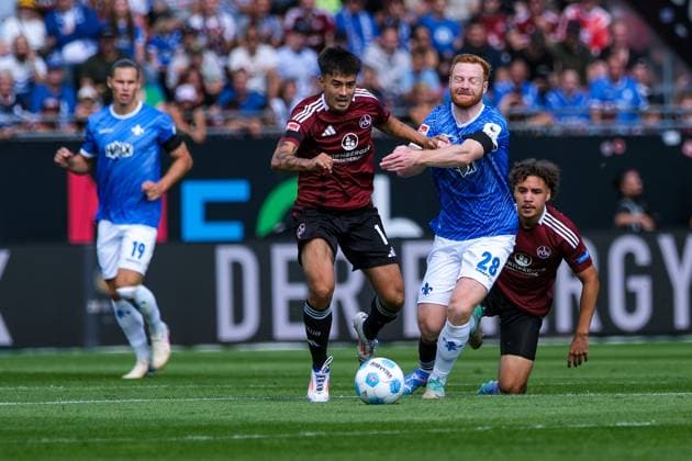 Jens Castrop (1. FC Nuernberg, 17) im Zweikampf mit Paul Will (SV Darmstadt 98, 28), GER, SV Darmstadt 98 vs. 1. FC Nuernberg, Fussball, 2. Bundesliga, 3. Spieltag, Spielzeit 2024 2025, 25.08.2024. DFL REGULATIONS PROHIBIT ANY USE OF PHOTOGRAPHS as IMAGE SEQUENCES and or QUASI-VIDEO GER, SV Darmstadt 98 vs. 1. FC Nuernberg Fussball, 2. Bundesliga, 3. Spieltag, Spielzeit 2024 2025, 25.08.2024. Darmstadt