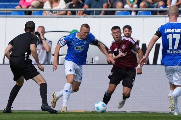 Isac Lidberg (SV Darmstadt 98, 07) im Zweikampf mit Danilo Soares (1. FC Nürnberg, 3) - 25.08.2024 2. Bundesliga, Saison 24 25: SV Darmstadt 98 vs 1. FC Nürnberg, Stadion am Boellenfalltor, emonline, emspor,