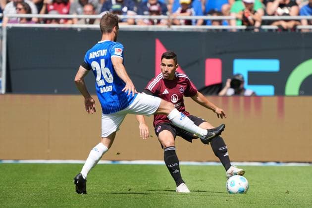 Danilo Soares (1. FC Nürnberg, 3) gegen Matthias Bader (SV Darmstadt 98, 26) - 25.08.2024 2. Bundesliga, Saison 24 25: SV Darmstadt 98 vs 1. FC Nürnberg, Stadion am Boellenfalltor, emonline, emspor,