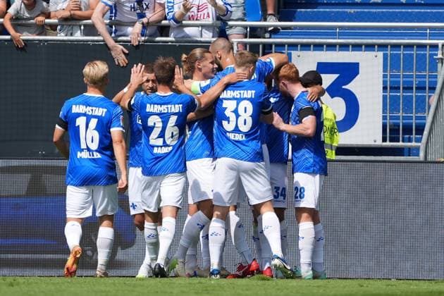 celebrate the goal, Torjubel zum 1:0 Isac Lidberg (SV Darmstadt 98, 07), Paul Will (SV Darmstadt 98, 28) freut sich - 25.08.2024 2. Bundesliga, Saison 24 25: SV Darmstadt 98 vs 1. FC Nürnberg, Stadion am Boellenfalltor, emonline, emspor,
