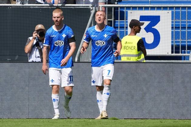 celebrate the goal, Torjubel zum 1:0 Isac Lidberg (SV Darmstadt 98, 07) - 25.08.2024 2. Bundesliga, Saison 24 25: SV Darmstadt 98 vs 1. FC Nürnberg, Stadion am Boellenfalltor, emonline, emspor,
