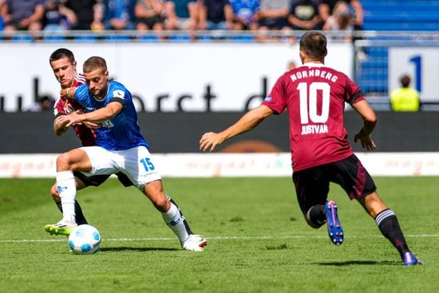 Fabian Nuernberger (SV Darmstadt 98, 15) im Zweikampf mit Oliver Villadsen (1. FC Nuernberg, 02), davor Julian Justvan (1. FC Nuernberg, 10), GER, SV Darmstadt 98 vs. 1. FC Nuernberg, Fussball, 2. Bundesliga, 3. Spieltag, Spielzeit 2024 2025, 25.08.2024. DFL REGULATIONS PROHIBIT ANY USE OF PHOTOGRAPHS as IMAGE SEQUENCES and or QUASI-VIDEO GER, SV Darmstadt 98 vs. 1. FC Nuernberg Fussball, 2. Bundesliga, 3. Spieltag, Spielzeit 2024 2025, 25.08.2024. Darmstadt