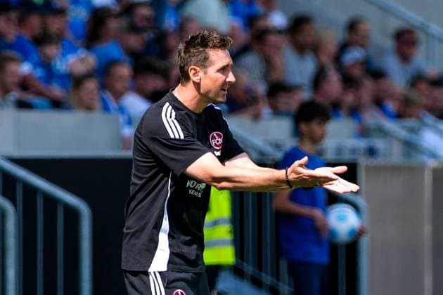 Miroslav Klose (1. FC Nuernberg, Trainer) gestikuliert, GER, SV Darmstadt 98 vs. 1. FC Nuernberg, Fussball, 2. Bundesliga, 3. Spieltag, Spielzeit 2024 2025, 25.08.2024. DFL REGULATIONS PROHIBIT ANY USE OF PHOTOGRAPHS as IMAGE SEQUENCES and or QUASI-VIDEO GER, SV Darmstadt 98 vs. 1. FC Nuernberg Fussball, 2. Bundesliga, 3. Spieltag, Spielzeit 2024 2025, 25.08.2024. Darmstadt