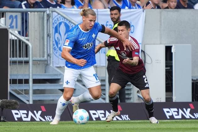 Fynn Lakenmacher (SV Darmstadt 98, 19) gegen Oliver Villadsen (1. FC Nürnberg, 2) - 25.08.2024 2. Bundesliga, Saison 24 25: SV Darmstadt 98 vs 1. FC Nürnberg, Stadion am Boellenfalltor, emonline, emspor,