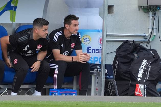 Trainer Miroslav Klose (1. FC Nürnberg) auf der Bank - 25.08.2024 2. Bundesliga, Saison 24 25: SV Darmstadt 98 vs 1. FC Nürnberg, Stadion am Boellenfalltor, emonline, emspor,