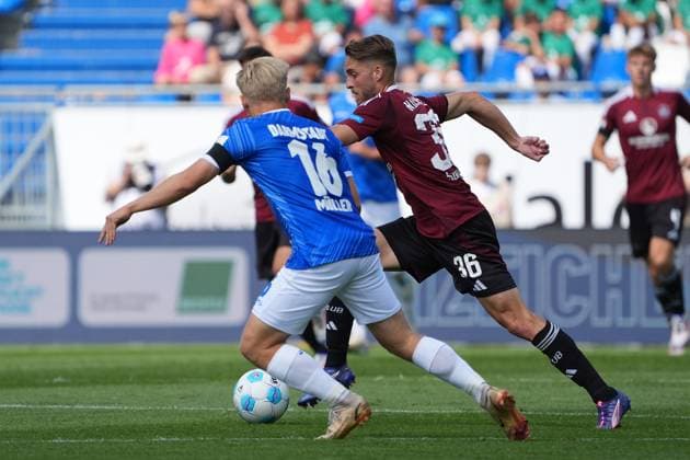 Zweikampf Lukas Schleimer (1. FC Nürnberg, 36) gegen Andreas Müller (SV Darmstadt 98, 16) - 25.08.2024 2. Bundesliga, Saison 24 25: SV Darmstadt 98 vs 1. FC Nürnberg, Stadion am Boellenfalltor, emonline, emspor,