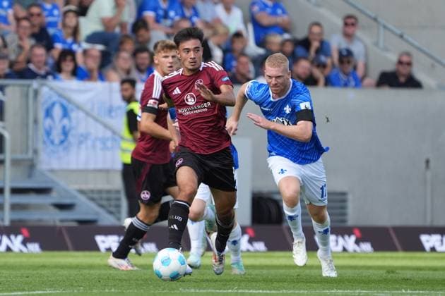 Jens Castrop (1. FC Nürnberg, 17) gegen Kai Klefisch (SV Darmstadt 98, 17) - 25.08.2024 2. Bundesliga, Saison 24 25: SV Darmstadt 98 vs 1. FC Nürnberg, Stadion am Boellenfalltor, emonline, emspor,