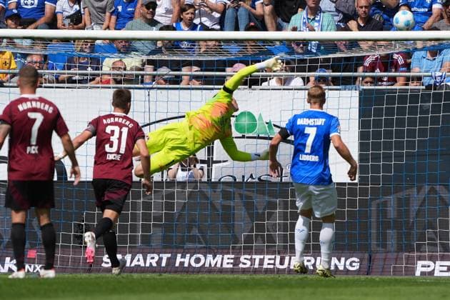 Torwart Jan Reichert (1. FC Nürnberg, 1) lenkt den Ball über das Tor - 25.08.2024 2. Bundesliga, Saison 24 25: SV Darmstadt 98 vs 1. FC Nürnberg, Stadion am Boellenfalltor, emonline, emspor,