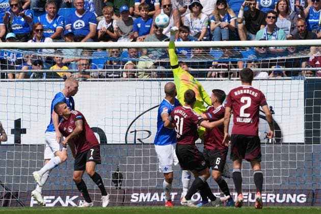 Torwart Jan Reichert (1. FC Nürnberg, 1) lenkt den Ball über das Tor - 25.08.2024 2. Bundesliga, Saison 24 25: SV Darmstadt 98 vs 1. FC Nürnberg, Stadion am Boellenfalltor, emonline, emspor,