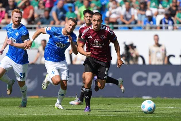 Julian Justvan (1. FC Nürnberg, 10) greift an - 25.08.2024 2. Bundesliga, Saison 24 25: SV Darmstadt 98 vs 1. FC Nürnberg, Stadion am Boellenfalltor, emonline, emspor,
