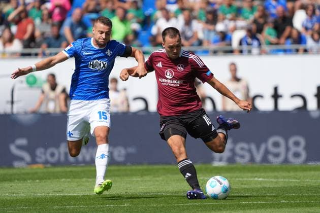 Julian Justvan (1. FC Nürnberg, 10) zieht ab gegen Fabian Nürnberger (SV Darmstadt 98, 15) - 25.08.2024 2. Bundesliga, Saison 24 25: SV Darmstadt 98 vs 1. FC Nürnberg, Stadion am Boellenfalltor, emonline, emspor,