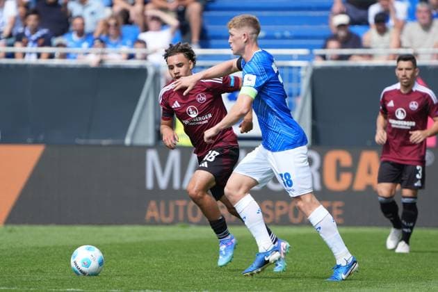 Clemens Riedel (SV Darmstadt 98, 38) im Zweikampf mit Rafael Lubach (1. FC Nürnberg, 18) - 25.08.2024 2. Bundesliga, Saison 24 25: SV Darmstadt 98 vs 1. FC Nürnberg, Stadion am Boellenfalltor, emonline, emspor,