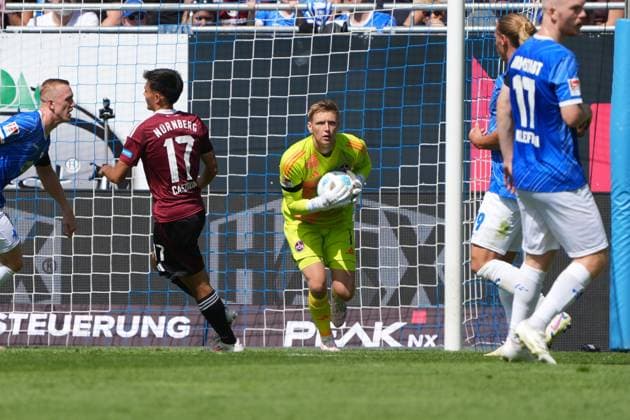 Torwart Jan Reichert (1. FC Nürnberg, 1) haelt - 25.08.2024 2. Bundesliga, Saison 24 25: SV Darmstadt 98 vs 1. FC Nürnberg, Stadion am Boellenfalltor, emonline, emspor,