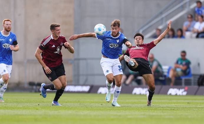 25.08.2024, xdcx, Fussball 2. Bundesliga, SV Darmstadt 98 - 1. FC Nürnberg, emonline, emspor, despor, v.l., Florian Flick (1. FC Nürnberg), Killian Corredor (SV Darmstadt 98), Jens Castrop (1. FC Nürnberg) DFL DFB REGULATIONS PROHIBIT ANY USE OF PHOTOGRAPHS AS IMAGE SEQUENCES AND OR QUASI-VIDEO.