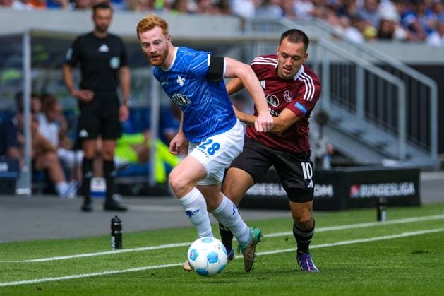 Paul Will (SV Darmstadt 98, 28) im Zweikampf mit Julian Justvan (1. FC Nuernberg, 10), GER, SV Darmstadt 98 vs. 1. FC Nuernberg, Fussball, 2. Bundesliga, 3. Spieltag, Spielzeit 2024 2025, 25.08.2024. DFL REGULATIONS PROHIBIT ANY USE OF PHOTOGRAPHS as IMAGE SEQUENCES and or QUASI-VIDEO GER, SV Darmstadt 98 vs. 1. FC Nuernberg Fussball, 2. Bundesliga, 3. Spieltag, Spielzeit 2024 2025, 25.08.2024. Darmstadt
