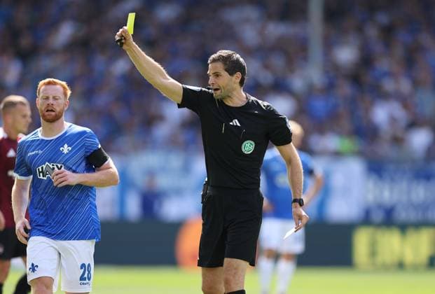 25.08.2024, xdcx, Fussball 2. Bundesliga, SV Darmstadt 98 - 1. FC Nürnberg, emonline, emspor, despor, v.l., Schiedsrichter Dr. Max Burda zeigt die Gelbe Karte DFL DFB REGULATIONS PROHIBIT ANY USE OF PHOTOGRAPHS AS IMAGE SEQUENCES AND OR QUASI-VIDEO.