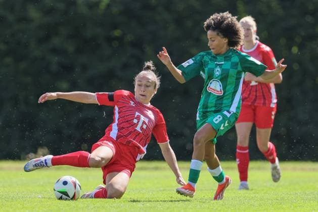 v.li.: Sylwia Matysik (1. FC Köln, 20) und Amira Arfaoui (SV Werder Bremen, 8) im Zweikampf, Duell, Dynamik, Aktion, Action, Spielszene, 25.08.2024, Münster (Deutschland), Fussball, Testspiel Frauen, SV Werder Bremen - 1. FC Köln