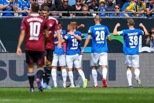 Isac Lidberg (SV Darmstadt 98, 07) und Team bejubeln das Tor zum 1:0, GER, SV Darmstadt 98 vs. 1. FC Nuernberg, Fussball, 2. Bundesliga, 3. Spieltag, Spielzeit 2024 2025, 25.08.2024. DFL REGULATIONS PROHIBIT ANY USE OF PHOTOGRAPHS as IMAGE SEQUENCES and or QUASI-VIDEO GER, SV Darmstadt 98 vs. 1. FC Nuernberg Fussball, 2. Bundesliga, 3. Spieltag, Spielzeit 2024 2025, 25.08.2024. Darmstadt