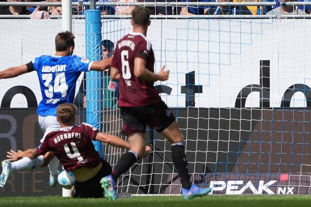Killian Corredor (SV Darmstadt 98, 34) wird gefoult aber Schiedsrichter Max Burda gibt keinen Elfmeter - 25.08.2024 2. Bundesliga, Saison 24 25: SV Darmstadt 98 vs 1. FC Nürnberg, Stadion am Boellenfalltor, emonline, emspor,