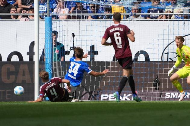 Killian Corredor (SV Darmstadt 98, 34) wird gefoult aber Schiedsrichter Max Burda gibt keinen Elfmeter - 25.08.2024 2. Bundesliga, Saison 24 25: SV Darmstadt 98 vs 1. FC Nürnberg, Stadion am Boellenfalltor, emonline, emspor,