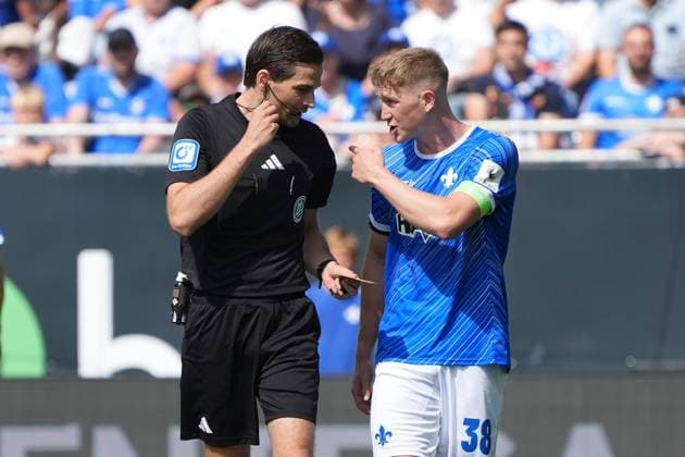 Kapitän Clemens Riedel (SV Darmstadt 98, 38) beschwert sich bei Schiedsrichter Dr. Max Burda - 25.08.2024 2. Bundesliga, Saison 24 25: SV Darmstadt 98 vs 1. FC Nürnberg, Stadion am Boellenfalltor, emonline, emspor,