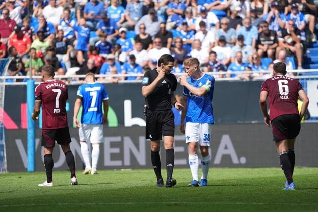 Kapitän Clemens Riedel (SV Darmstadt 98, 38) beschwert sich bei Schiedsrichter Dr. Max Burda - 25.08.2024 2. Bundesliga, Saison 24 25: SV Darmstadt 98 vs 1. FC Nürnberg, Stadion am Boellenfalltor, emonline, emspor,