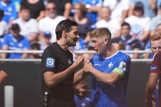 Kapitän Clemens Riedel (SV Darmstadt 98, 38) beschwert sich bei Schiedsrichter Dr. Max Burda - 25.08.2024 2. Bundesliga, Saison 24 25: SV Darmstadt 98 vs 1. FC Nürnberg, Stadion am Boellenfalltor, emonline, emspor,