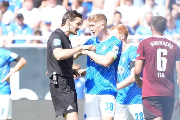 Kapitän Clemens Riedel (SV Darmstadt 98, 38) beschwert sich bei Schiedsrichter Dr. Max Burda - 25.08.2024 2. Bundesliga, Saison 24 25: SV Darmstadt 98 vs 1. FC Nürnberg, Stadion am Boellenfalltor, emonline, emspor,