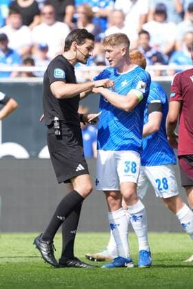 Kapitän Clemens Riedel (SV Darmstadt 98, 38) beschwert sich bei Schiedsrichter Dr. Max Burda - 25.08.2024 2. Bundesliga, Saison 24 25: SV Darmstadt 98 vs 1. FC Nürnberg, Stadion am Boellenfalltor, emonline, emspor,