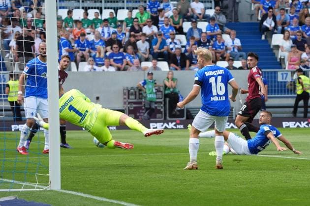 Torwart Marcel Schuhen (SV Darmstadt 98, 01) Parade gegen Jens Castrop (1. FC Nürnberg, 17) - 25.08.2024 2. Bundesliga, Saison 24 25: SV Darmstadt 98 vs 1. FC Nürnberg, Stadion am Boellenfalltor, emonline, emspor,