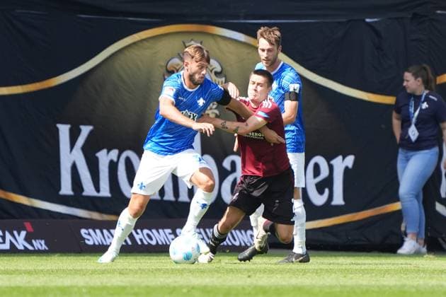 Killian Corredor (SV Darmstadt 98, 34) gegen Oliver Villadsen (1. FC Nürnberg, 2) - 25.08.2024 2. Bundesliga, Saison 24 25: SV Darmstadt 98 vs 1. FC Nürnberg, Stadion am Boellenfalltor, emonline, emspor,