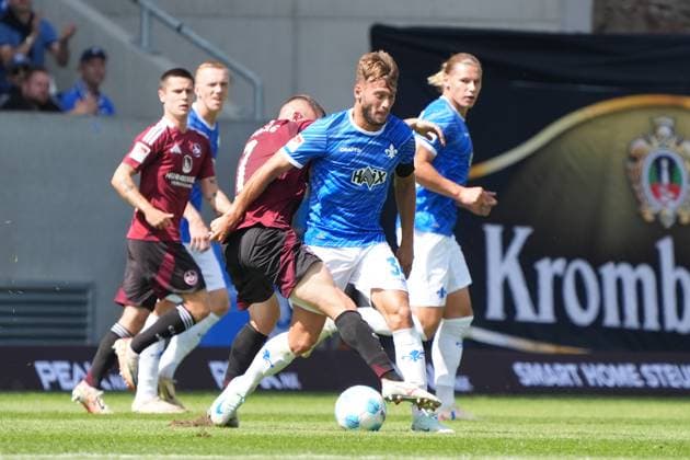 Killian Corredor (SV Darmstadt 98, 34) gegen Florian Pick (1. FC Nürnberg, 7) - 25.08.2024 2. Bundesliga, Saison 24 25: SV Darmstadt 98 vs 1. FC Nürnberg, Stadion am Boellenfalltor, emonline, emspor,