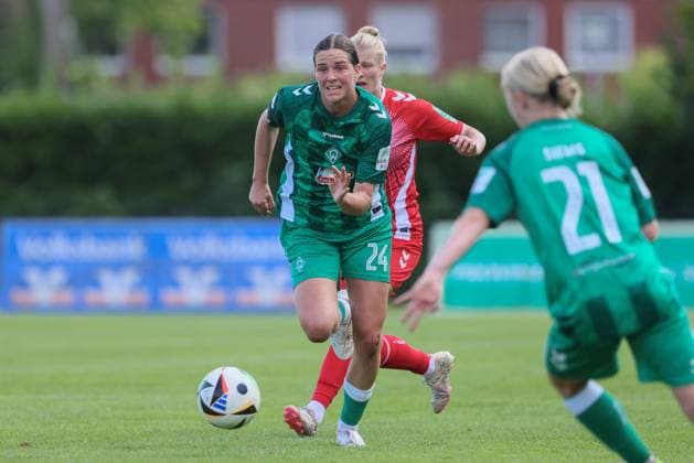 v.li.: Lara Schmidt (SV Werder Bremen, 24) am Ball, Einzelbild, Ganzkörper, Aktion, Action, Spielszene, 25.08.2024, Münster (Deutschland), Fussball, Testspiel Frauen, SV Werder Bremen - 1. FC Köln