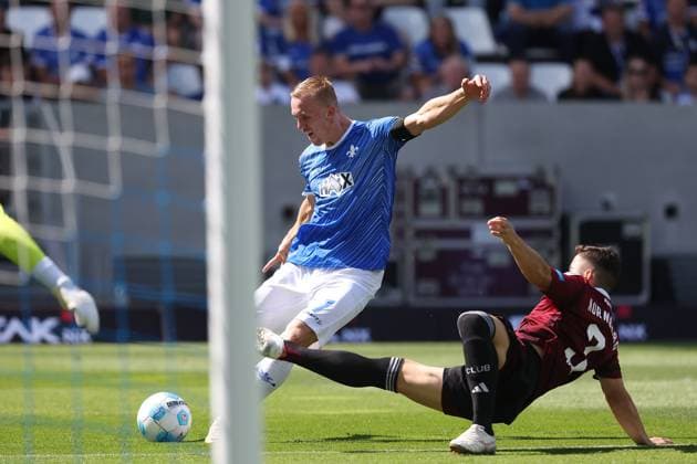2024.08.25 xJFAx Fussball 2.Bundesliga 3.Spieltag Saison 2024 25, SV Darmstadt 98 - 1.FC Nürnberg v.l., Torschuss Isac Lidberg (SV Darmstadt 98), Robin Knoche (1.FC Nürnberg) (DFL DFB REGULATIONS PROHIBIT ANY USE OF PHOTOGRAPHS as IMAGE SEQUENCES and or QUASI-VIDEO