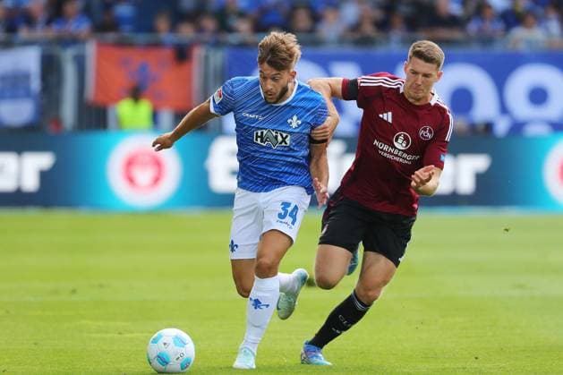 25.08.2024, xtvx, Fussball 2.Bundesliga, SV Darmstadt 98 - 1.FC Nürnberg emspor, v.l. Zweikampf, Duell, duel, tackle, compete d34< Florian Flick (1. FC Nuernberg) (DFL DFB REGULATIONS PROHIBIT ANY USE OF PHOTOGRAPHS as IMAGE SEQUENCES and or QUASI-VIDEO) Darmstadt