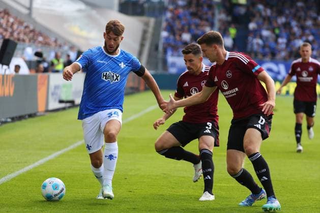 25.08.2024, xtvx, Fussball 2.Bundesliga, SV Darmstadt 98 - 1.FC Nürnberg emspor, v.l. Zweikampf, Duell, duel, tackle, compete d34< Florian Flick (1. FC Nuernberg) (DFL DFB REGULATIONS PROHIBIT ANY USE OF PHOTOGRAPHS as IMAGE SEQUENCES and or QUASI-VIDEO) Darmstadt