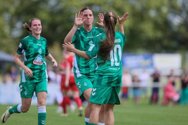 v.li.: Torschützin Lara Schmidt (SV Werder Bremen, 24) und Tuana Mahmoud (SV Werder Bremen, 10) mit Torjubel, Jubel, jubeln, jubelt, optimistisch, Spielszene, Highlight, Freude über das Tor zum 1:1, 25.08.2024, Münster (Deutschland), Fussball, Testspiel Frauen, SV Werder Bremen - 1. FC Köln
