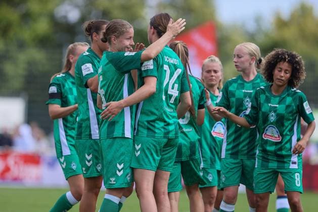 v.li.: Spielerinnen des SV Werder Bremen mit Torjubel, Jubel, jubeln, jubelt, optimistisch, Spielszene, Highlight, Freude über das Tor zum 1:1, 25.08.2024, Münster (Deutschland), Fussball, Testspiel Frauen, SV Werder Bremen - 1. FC Köln