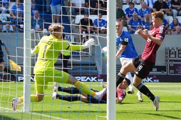 Isac Lidberg (SV Darmstadt 98, 07) zieht ab gegen Danilo Soares (1. FC Nürnberg, 3), Torwart Jan Reichert (1. FC Nürnberg, 1) - 25.08.2024 2. Bundesliga, Saison 24 25: SV Darmstadt 98 vs 1. FC Nürnberg, Stadion am Boellenfalltor, emonline, emspor,