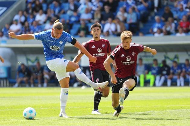25.08.2024, xtvx, Fussball 2.Bundesliga, SV Darmstadt 98 - 1.FC Nürnberg emspor, v.l. Zweikampf, Duell, duel, tackle, compete Fynn Lakenmacher (SV Darmstadt 98) Finn Jeltsch (1. FC Nuernberg) (DFL DFB REGULATIONS PROHIBIT ANY USE OF PHOTOGRAPHS as IMAGE SEQUENCES and or QUASI-VIDEO) Darmstadt