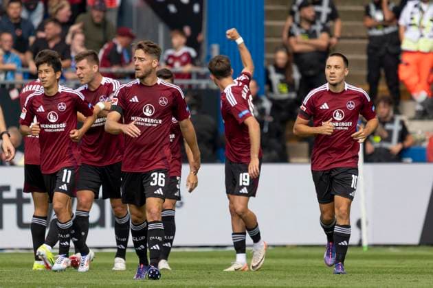 2. Fussball Bundesliga: SV Darmstadt 98 - 1. FC Nürnberg, 25.08.2024 Michal Sevcik (1. FC Nürnberg 19) mit der geballten Faust Richtung eigene Fans, nachdem er das Tor zum 1:1 erzielt hat, & Lukas Schleimer (1. FC Nürnberg 36) & Kanji Okunuki (1. FC Nürnberg 11) & Robin Knoche (1. FC Nürnberg 31) & Julian Justvan (1. FC Nürnberg 10), SV Darmstadt 98 - 1. FC Nürnberg, Darmstadt, MERCK Stadion, 25.8.2024