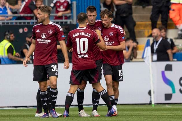 2. Fussball Bundesliga: SV Darmstadt 98 - 1. FC Nürnberg, 25.08.2024 Michal Sevcik (1. FC Nürnberg 19) & n31. & Julian Justvan (1. FC Nürnberg 10), SV Darmstadt 98 - 1. FC Nürnberg, Darmstadt, MERCK Stadion, 25.8.2024