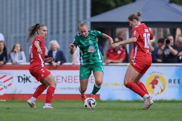 v.li.: Alena Bienz (1. FC Köln, 11), Emöke Papai (SV Werder Bremen, 16) und Taylor Ziemer (1. FC Köln, 18) im Zweikampf, Duell, Dynamik, Aktion, Action, Spielszene, 25.08.2024, Münster (Deutschland), Fussball, Testspiel Frauen, SV Werder Bremen - 1. FC Köln