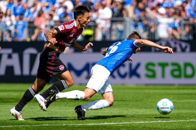 Jens Castrop (1. FC Nuernberg, 17) im Zweikampf mit Matthias Bader (SV Darmstadt 98, 26), GER, SV Darmstadt 98 vs. 1. FC Nuernberg, Fussball, 2. Bundesliga, 3. Spieltag, Spielzeit 2024 2025, 25.08.2024. DFL REGULATIONS PROHIBIT ANY USE OF PHOTOGRAPHS as IMAGE SEQUENCES and or QUASI-VIDEO GER, SV Darmstadt 98 vs. 1. FC Nuernberg Fussball, 2. Bundesliga, 3. Spieltag, Spielzeit 2024 2025, 25.08.2024. Darmstadt