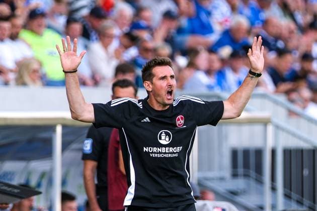 Miroslav Klose (1. FC Nuernberg, Trainer) gestikuliert, GER, SV Darmstadt 98 vs. 1. FC Nuernberg, Fussball, 2. Bundesliga, 3. Spieltag, Spielzeit 2024 2025, 25.08.2024. DFL REGULATIONS PROHIBIT ANY USE OF PHOTOGRAPHS as IMAGE SEQUENCES and or QUASI-VIDEO GER, SV Darmstadt 98 vs. 1. FC Nuernberg Fussball, 2. Bundesliga, 3. Spieltag, Spielzeit 2024 2025, 25.08.2024. Darmstadt