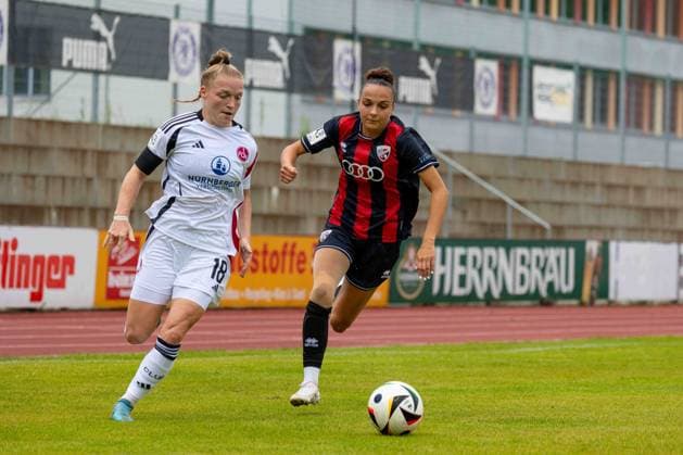 Ingolstadt, Deutschland 25. August 2024: 2. BL - Frauen - 2024 2025 - FC Ingolstadt 04 vs. 1. FC Nürnberg Im Bild: v. li. im Zweikampf Franiska Mai (FCN) und Katharina Krist (FCI) MTV-Stadion Bayern Copyright: xFotostandx xSchaeferx
