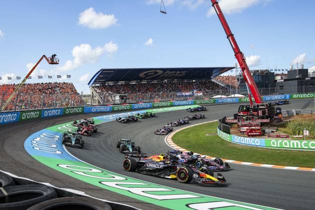 11 PEREZ Sergio (mex), Red Bull Racing RB20, 10 GASLY Pierre (fra), Alpine F1 Team A524, action, start of the race, depart, during the Formula 1 Heineken Dutch Grand Prix 2024, 15th round of the 2024 Formula One World Championship, WM, Weltmeisterschaft from August 23 to 25, 2024 on the Circuit Zandvoort, in Zandvoort, Netherlands - F1 - DUTCH GRAND PRIX 2024 DPPI Panoramic 240825_R15_OLANDA_DP_XB3_6295_