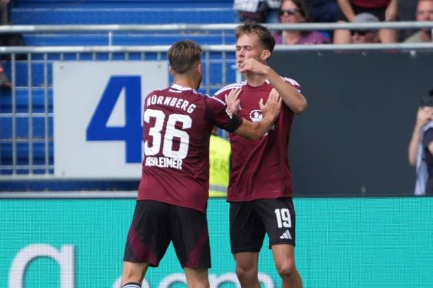 celebrate the goal, Torjubel zum 1:1 Michal Sevcik (1. FC Nürnberg, 19) mit Lukas Schleimer (1. FC Nürnberg, 36) - 25.08.2024 2. Bundesliga, Saison 24 25: SV Darmstadt 98 vs 1. FC Nürnberg, Stadion am Boellenfalltor, emonline, emspor,